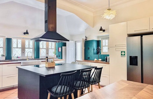 Parede House | Vila Maria Centenary Property next to the Ocean and the town center