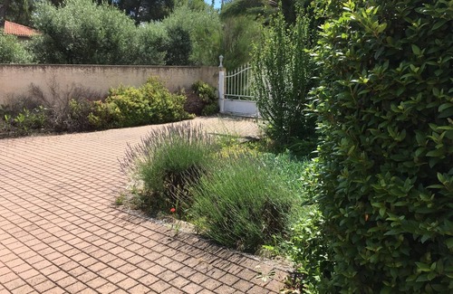 Saint-Saturnin-les-Avignon Villa | Villa Spacieuse Avec Piscine Privée Dans Joli Village Provençal