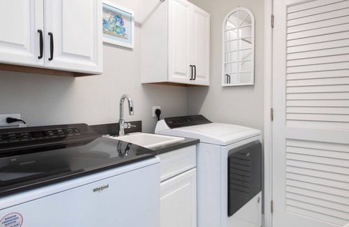 Seven Mile Beach Villa | Villa 22, Forth floor 3 bedroom, 3 bathroom, oceanfront, fully equipped.