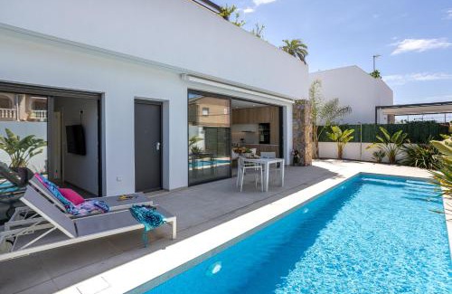 Santiago de la Ribera Villa | Villa a gustito