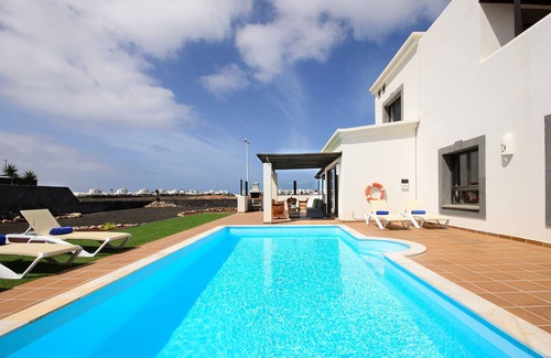 Playa Blanca Villa | Villa "Aguamarina 4" with Pool, Terrace, Balcony, Garden and Wi-Fi
