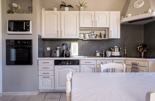 Villeneuve-les-Avignon House | Villa, all amenities air-conditioned with pool, parking, perfect festival.