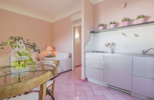 Vietri sul Mare House | Villa Albarosa A: An elegant and welcoming apartment built on the sloping cliff in front of the sea, with Free WI-FI.