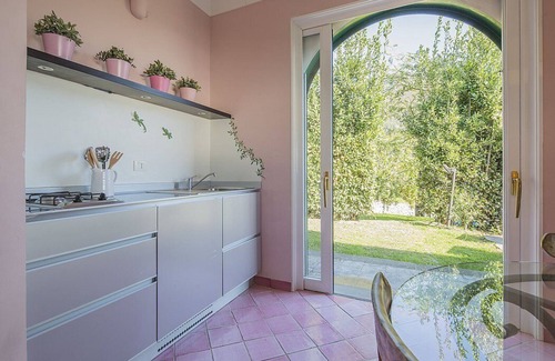 Vietri sul Mare House | Villa Albarosa A: An elegant and welcoming apartment built on the sloping cliff in front of the sea, with Free WI-FI.