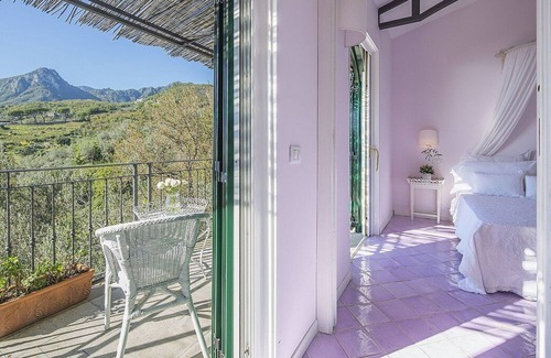 Vietri sul Mare House | Villa Albarosa D: An elegant and welcoming apartment built on the sloping cliff in front of the sea.