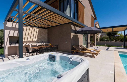 Kadumi House | Villa Albona