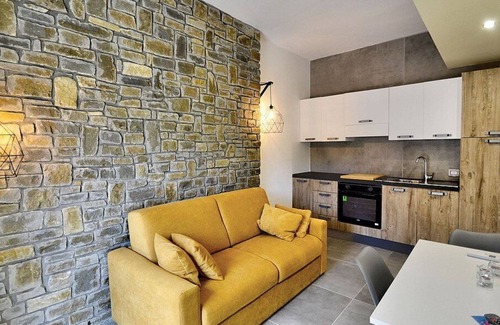 Serramezzana House | Villa Alfea A: A welcoming apartment situated in a secluded location surrounded by meadows and by green hills, with Free WI-FI.