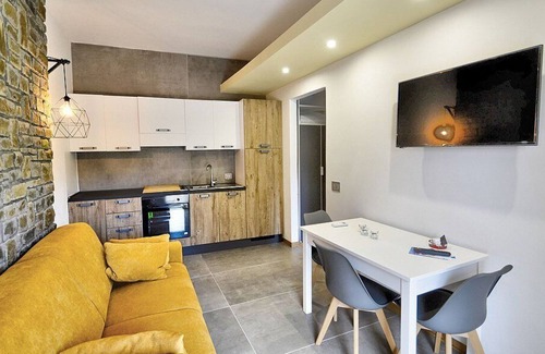 Serramezzana House | Villa Alfea A: A welcoming apartment situated in a secluded location surrounded by meadows and by green hills, with Free WI-FI.
