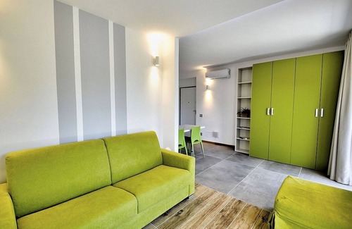 Serramezzana House | Villa Alfea D: A welcoming studio apartment situated in a secluded location surrounded by meadows and by green hills, with Free WI-FI.