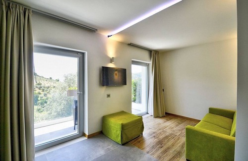 Serramezzana House | Villa Alfea D: A welcoming studio apartment situated in a secluded location surrounded by meadows and by green hills, with Free WI-FI.