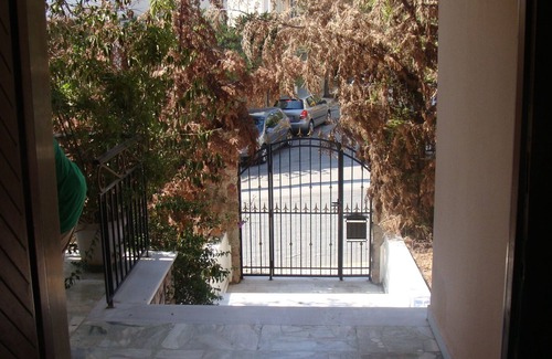 Filothei-Psychiko Villa | Villa apartment, with garden, pets allowed, subway and bus nearby, SuperMarkt.