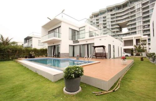 Vung Tau Villa | VILLA ARIA RESORT, THE SEA BY 10m,Biển và hồ bơi riêng