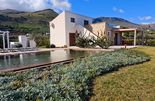 Scopello Villa | Villa Aura Scopello with Infinity Pool up to 8 People, Garden, Wi-Fi, Parking.