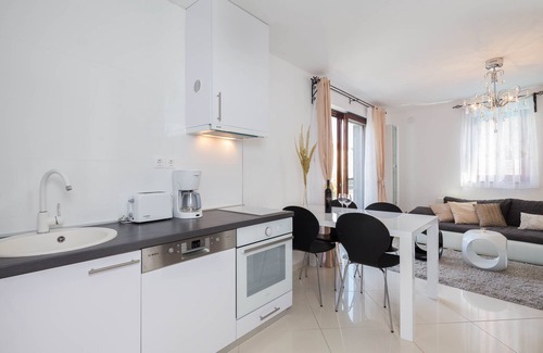 Cizici House | Villa Aurea, beach vacation home, two double rooms, heated pool, sauna