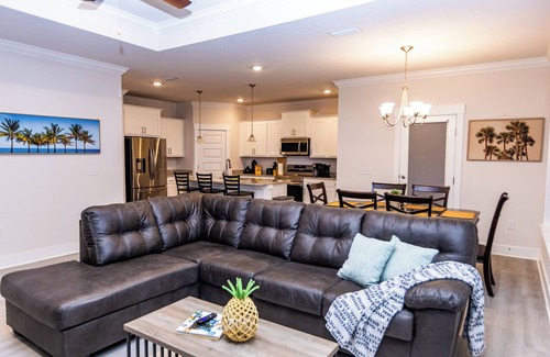 Northwest Pensacola House | Villa Belleview - 20 minutes from Pensacola Beach and Downtown!