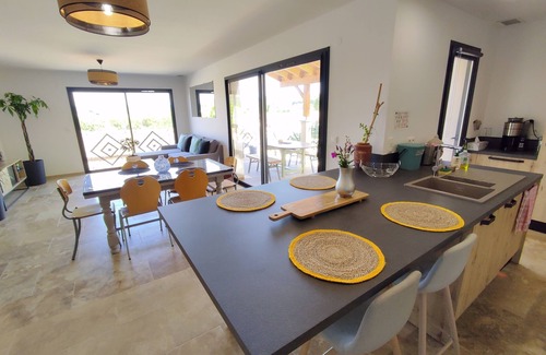 Montseret Villa | VILLA BELLEVUE/BALNEO/WITH POOL/AIR CONDITIONING
