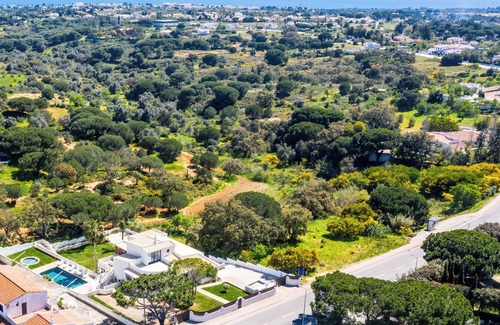 Porches Villa | Villa "Belo Horizonte" with Private Pool, Garden & Wi-Fi