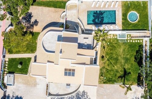 Porches Villa | Villa "Belo Horizonte" with Private Pool, Garden & Wi-Fi