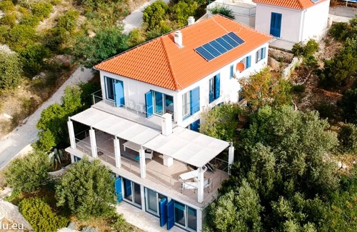 Vinisce House | Villa Blu: secluded, luxurious vacation home with pool down by the sea