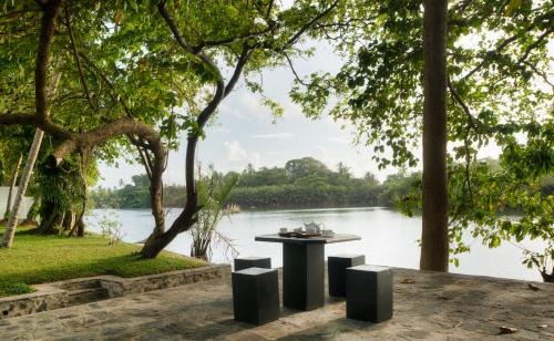 Hikkaduwa Villa | Villa by the River in Ambalangoda-Starflower Villa