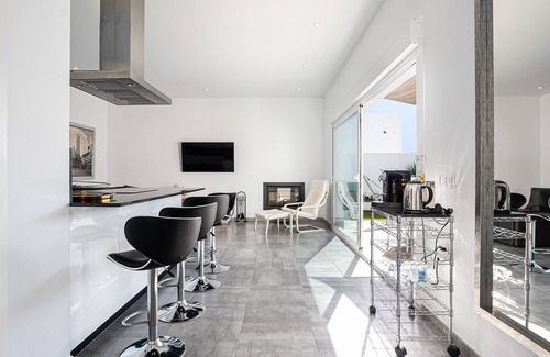 Chiclana de la Frontera House | Villa 'Chill Out Of City' with Private Pool, Wi-Fi and Air Conditioning