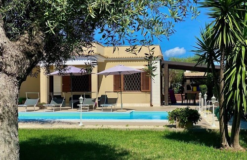Fontane Bianche Villa | Villa "Cactus" with Pool, Wi-Fi, Air Conditioning & Garden