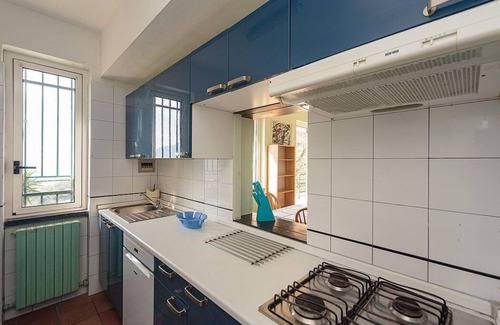 Recco Villa | Villa Calida: A welcoming three-story villa which faces the sun and the sea, with Free WI-FI.