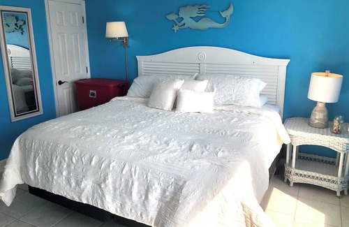 North Topsail Beach Resort | Villa Capriani - Ocean Front resort- King Suite#1- Sleeps 4