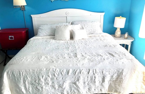 North Topsail Beach Resort | Villa Capriani - Ocean Front resort- King Suite#1- Sleeps 4