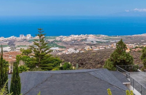 Adeje Villa | Villa Carlitos con Jacuzzi y Piscina vistas al Mar y a la montaña