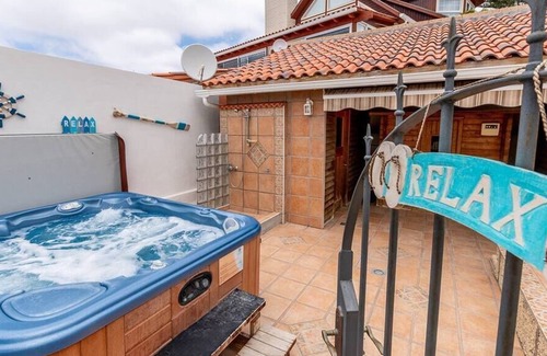 Adeje Villa | Villa Carlitos con Jacuzzi y Piscina vistas al Mar y a la montaña