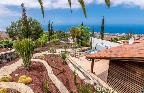 Adeje Villa | Villa Carlitos con Jacuzzi y Piscina vistas al Mar y a la montaña