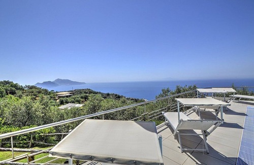 Schiazzano Villa | Villa Carminia: A splendid and luminous two-story villa located on the coast in front of the island of Capri, with Free WI-FI.