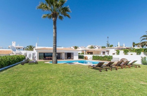Olhos D'Agua House | Villa Casa Amendoeiras by LovelyStay