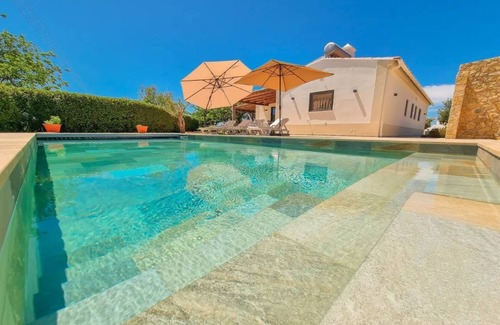 Gorjoes Villa | Villa "Casa Das Andorinhas" with mountain views, private heated pool & WLAN