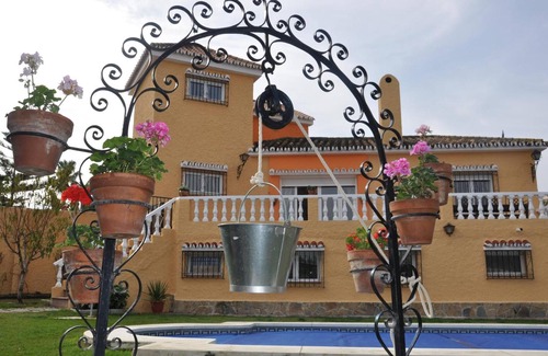 Benalmadena Costa Villa | Villa 'Casa De Los Limones By Michael' with Mountain View, Wi-Fi and Air Conditioning