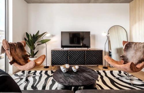 Richmond Apartment | Villa Casa ~ Designer 3BR Apt~2Car~Perfect Getaway