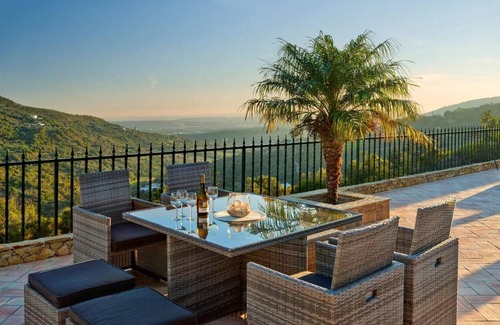 Fialho Villa | Villa 'Casa Canasta' with Mountain View, Pool and Air Conditioning