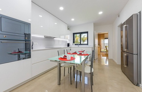 Vale Navio Villa | Villa Casinha is a fabulous villa with pool and jacuzzi that can be heated