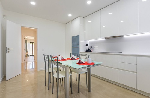 Vale Navio Villa | Villa Casinha is a fabulous villa with pool and jacuzzi that can be heated