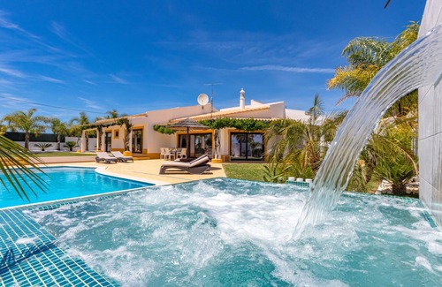 Vale Navio Villa | Villa Casinha is a fabulous villa with pool and jacuzzi that can be heated