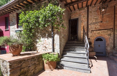 Buggiano Villa | Villa Castelvecchio-Villa with pool along a torrent in the Tuscan countryside