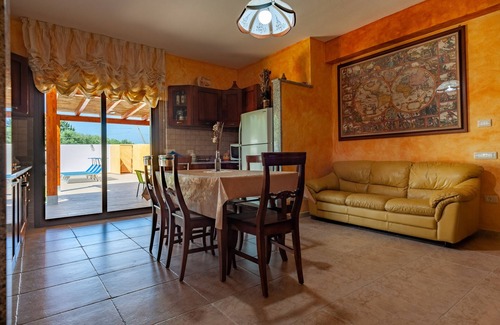 Quartu Sant'Elena Villa | Villa Chloe, with swimming pool, lawned garden a few km from Cagliari, Sardinia