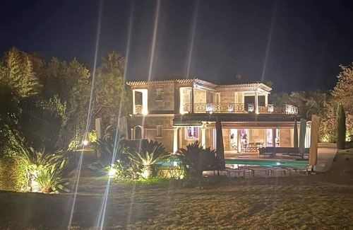 Les Restanques Villa | Villa close to the sea and beaches with private tennis court. High performance!