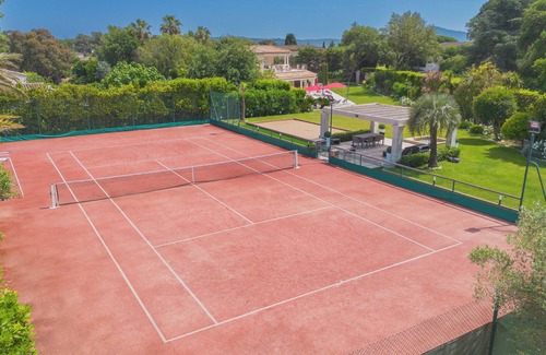 Les Restanques Villa | Villa close to the sea and beaches with private tennis court. High performance!