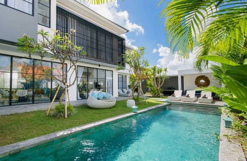 Berawa Villa | VILLA COMO · Luxury & Indulgence - close to FINNS BEACH CLUB. Sleep 10 pax, brand new and modern villa in a great location!