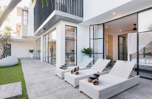 Berawa Villa | VILLA COMO · Luxury & Indulgence - close to FINNS BEACH CLUB. Sleep 10 pax, brand new and modern villa in a great location!