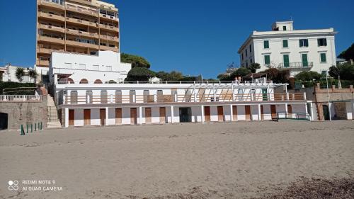 Santa Marinella Villa | Villa da 13 posti letto con discesa privata in spiaggia