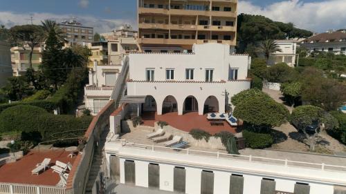 Santa Marinella Villa | Villa da 13 posti letto con discesa privata in spiaggia