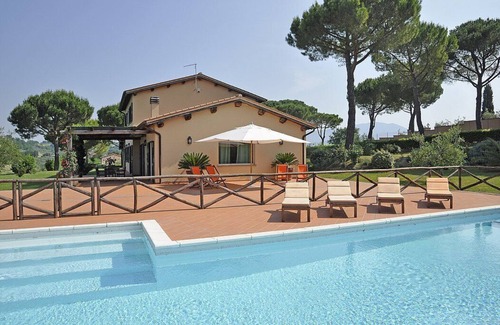 Quartaccio Villa | Villa Darlena: A splendid and luminous two-story villa surrounded by meadows and by green hills, with Free WI-FI.